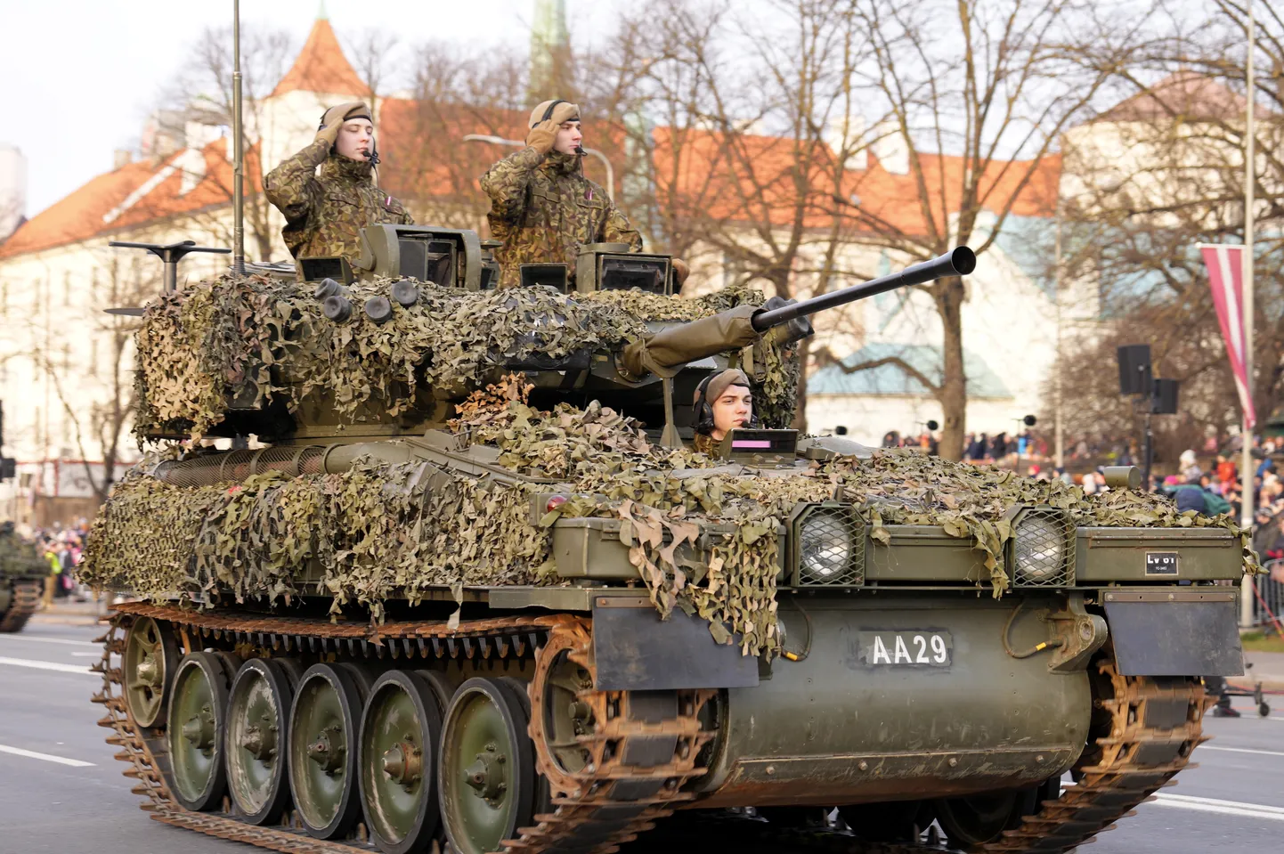 Kaujas izlūkošanas kāpurķēžu bruņumašīnas "CVR(T)" piedalās parādē 11.novembra krastmalā.