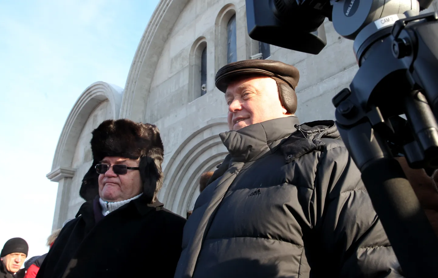 На церемонию установки креста на купол храма в Ласнамяэ прибыл бывший руководитель Российских железных дорог Владимир Якунин.