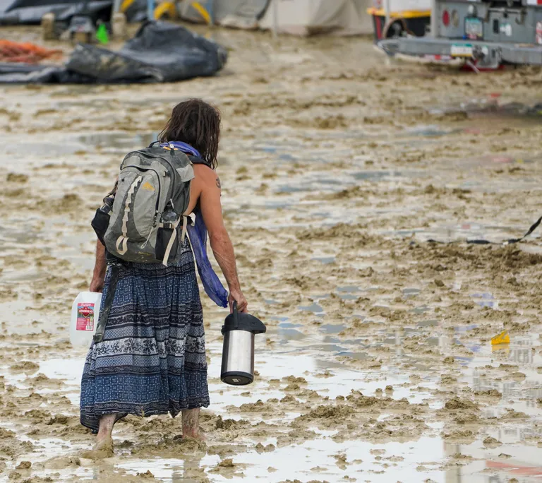 Ootamatult saabunud paduvihm ja sellega kaasnenud paks muda on festivalilt lahkumise muutnud ülikeeruliseks.
