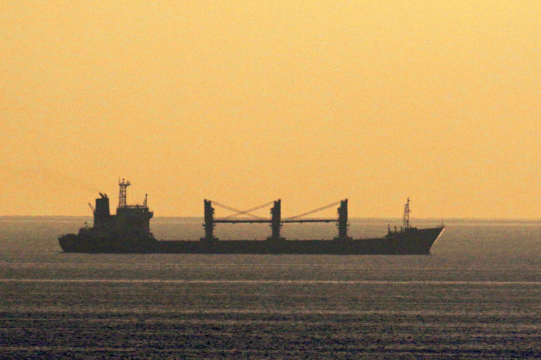 Kuģis "Aroyat" atstāj Čornomorskas ostu.