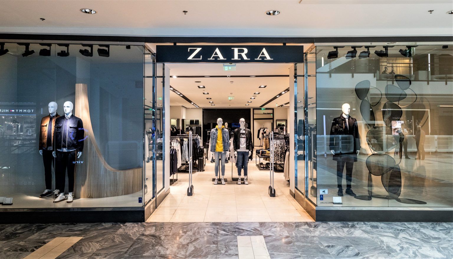 Apranga müüb Baltikumis lisaks omatoodangule ka Zara rõivaid.