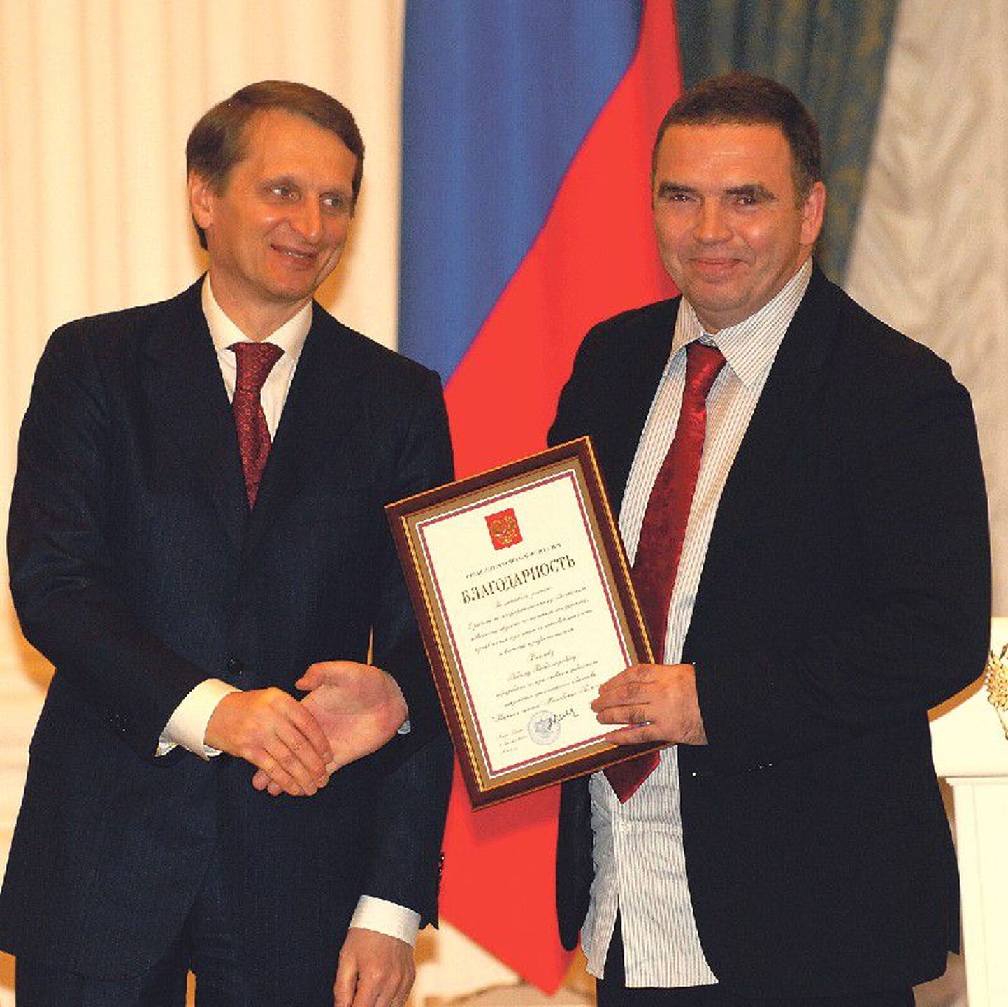 Вадим Речкалов (справа) получил почетную грамоту президента из рук главы администрации Кремля Сергея Нарышкина (справа).