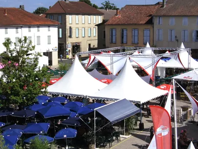 Festival päiksevarjude all.