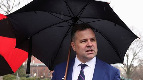 Trump nimetas luuredirektoriks oma kogenematu liitlase