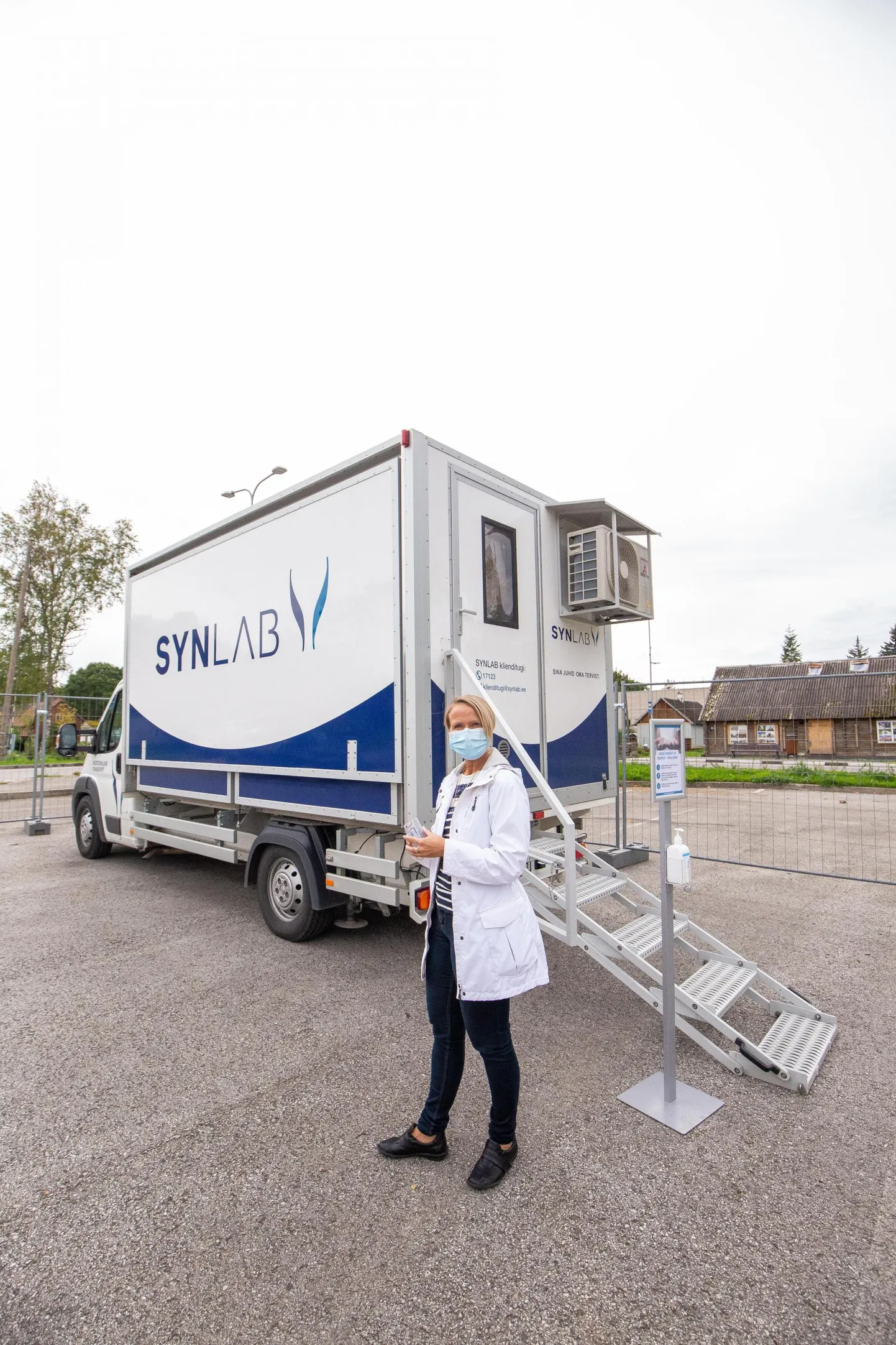 SYNLABi koroonafurgoon vurab Paidesse senise kolme korra asemel nüüd juba palju sagedamini ning seab ennast testimiseks valmis Tallinna tänavas Järvamaa kutsehariduskeskuse vastas parklas.