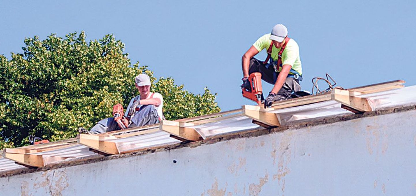 OÜ Katuseabi töömehed paigaldavad sel nädalal Sauga koolile uut katuseroovitust.