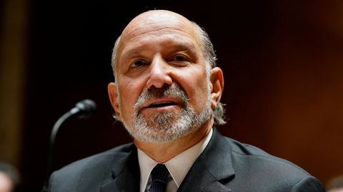 ASV tirdzniecības ministrs atzīst, ka pusdienojis Epstīna salā