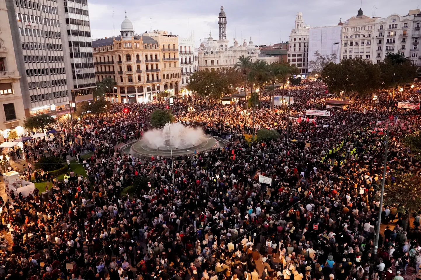 Kümned tuhanded inimesed protestimas 9. novembril Valencias võimude kehva reageerimise vastu ohvriterohketele üleujutustele.
