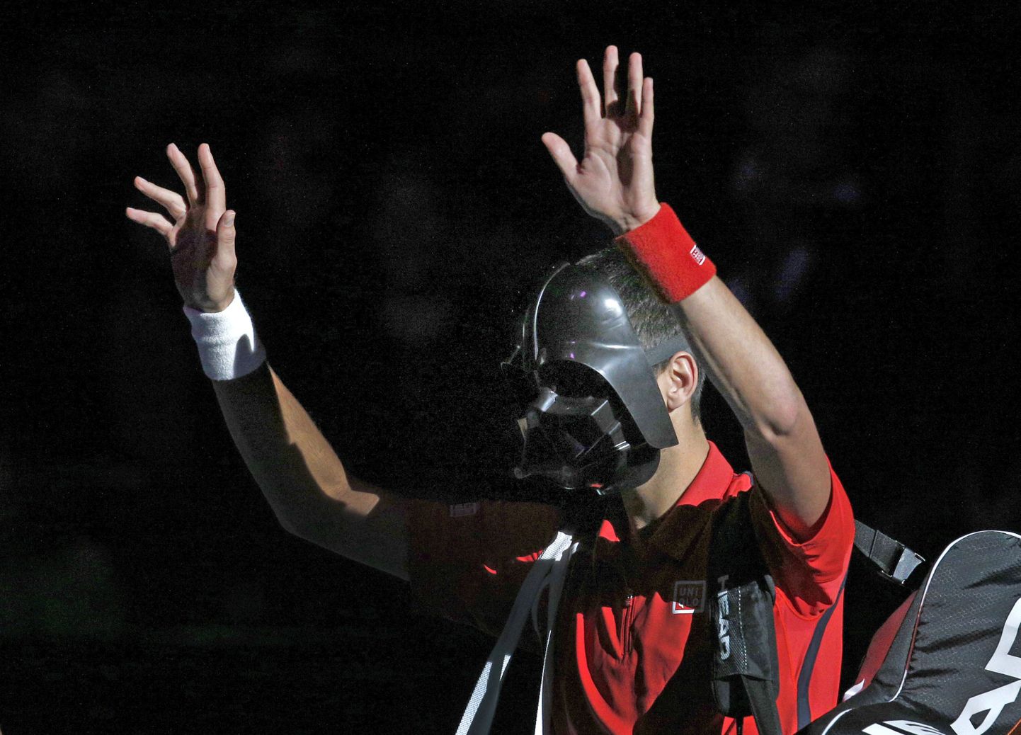 Novak Djokovic Darth Vaderi maskis.