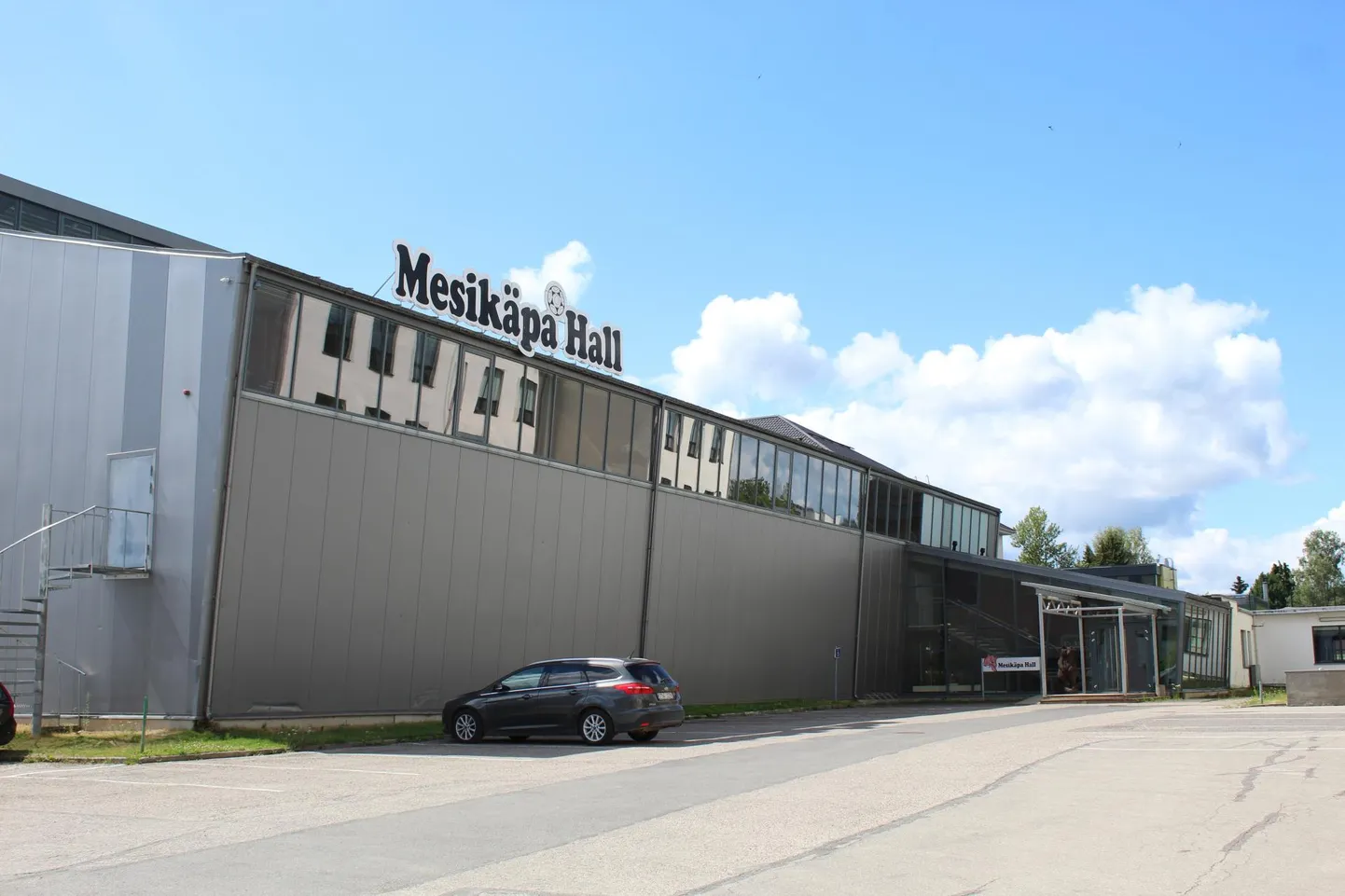 Põlvas asuva Mesikäpa halli katuse seisukord ei ole kiita, sestap algab seal peagi remont.