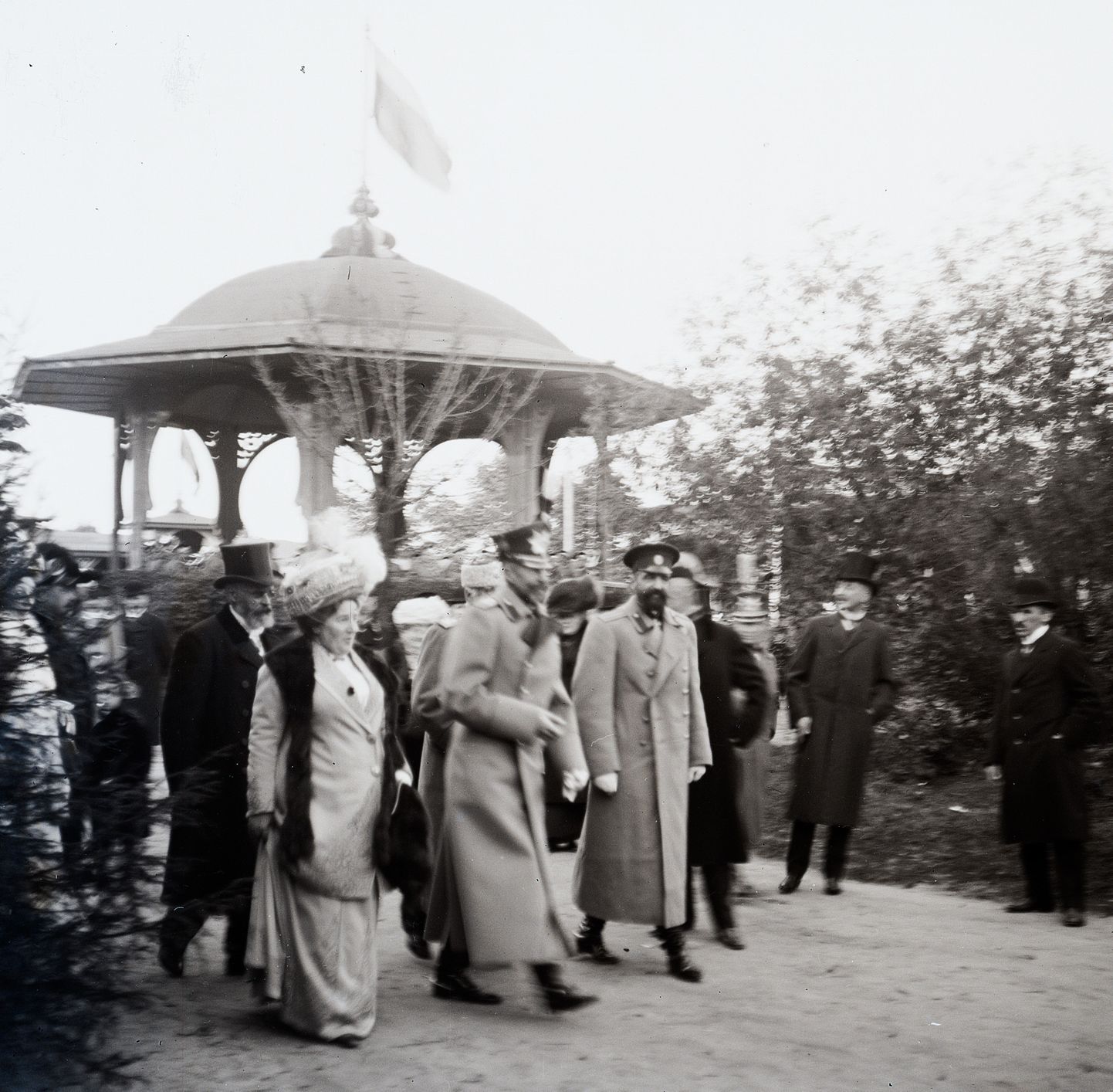 Suurvürst Konstantin Konstantinovitš ja Eestimaa kuberner Izmail Korostovets (oli kuberneriametis 1907–1915) jalutuskäigul Näituse platsil (praegu Tornide väljak) septembris 1910