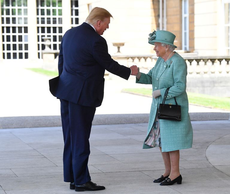 Elizabeth II ja Donald Trump kätlemas