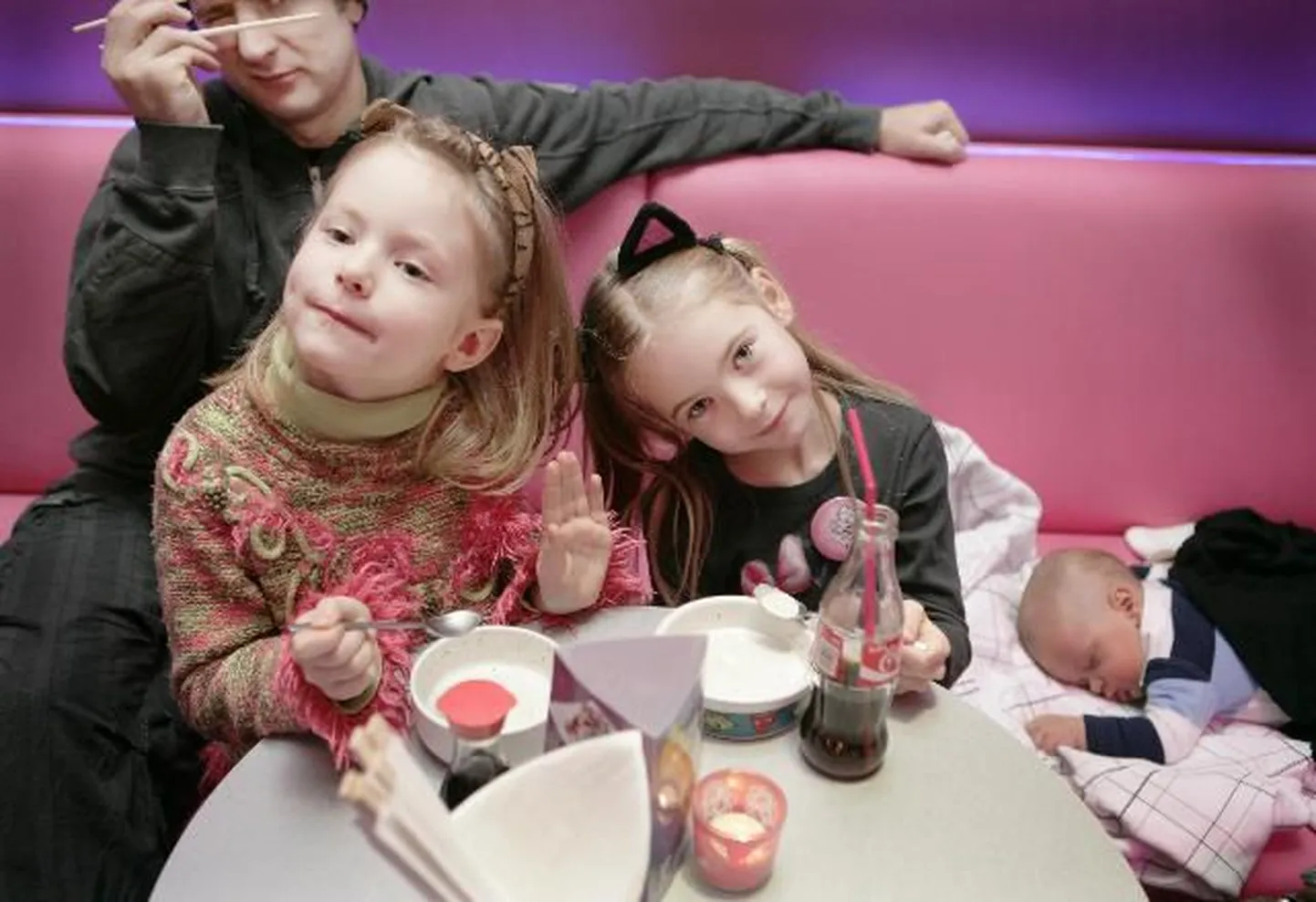 Evelyn Mikomägi kutsus oma Roosikrantsi sushibaari Sushi Cat kohale erivanuses lapsi, et üheskoos kokku panna lastemenüü, mille nimeks sai Happy Kitty ehk Rõõmus Kiisu.