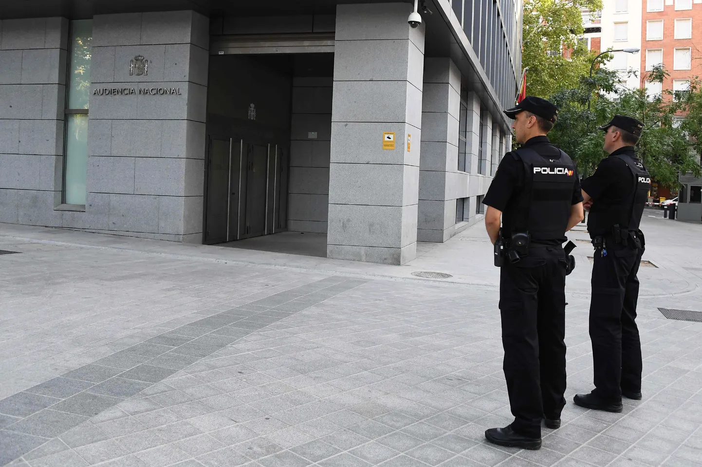 Hispaania politseinikud Madridi kohtu ees.