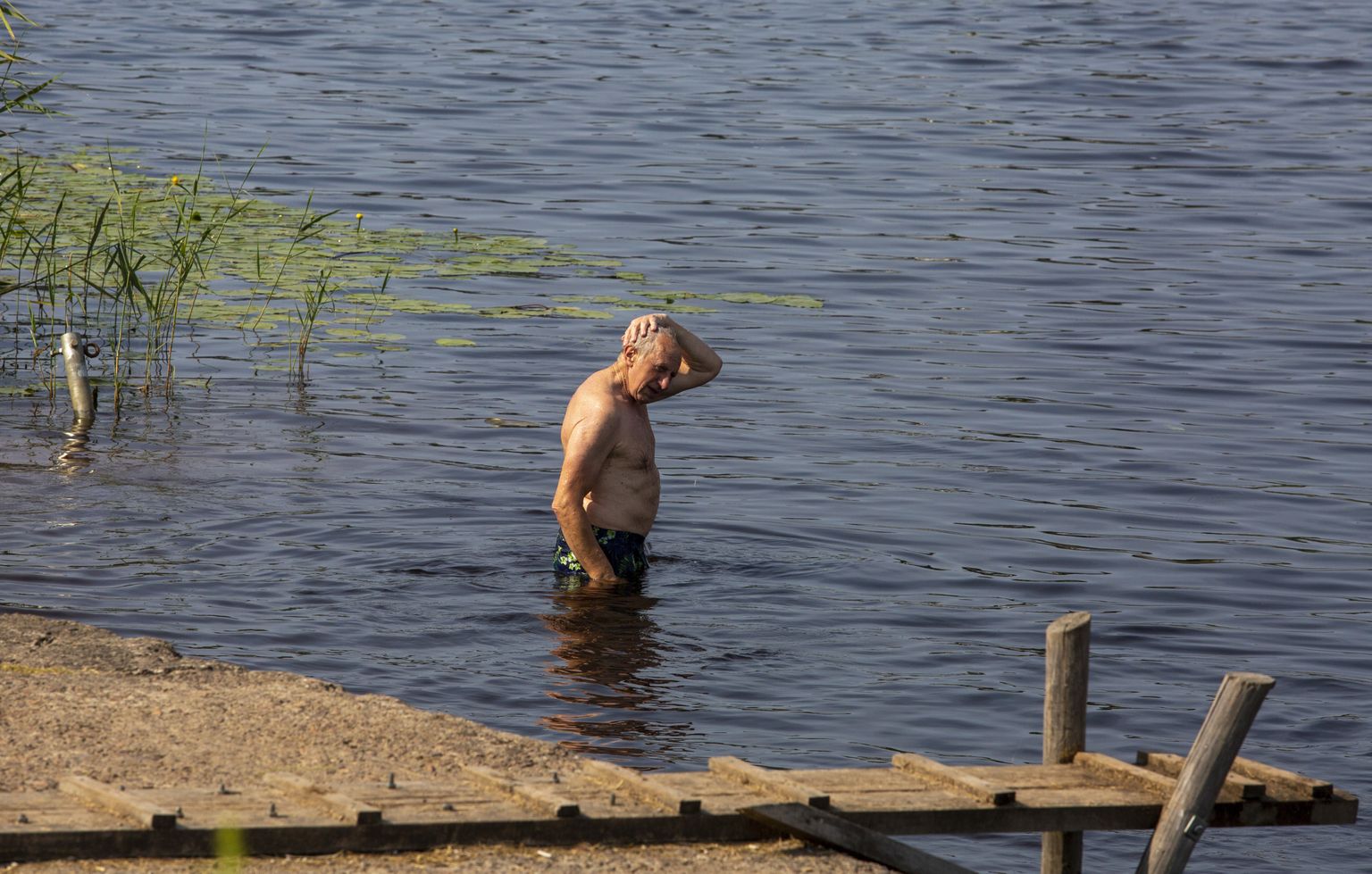 Мужчина в озере