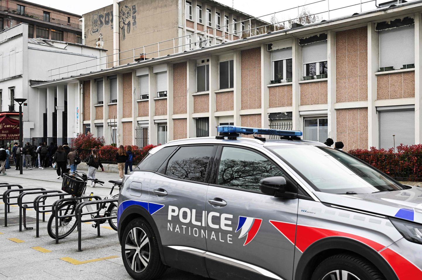 Полиция перед средней школой Равеля в Париже, март 2024 года.
