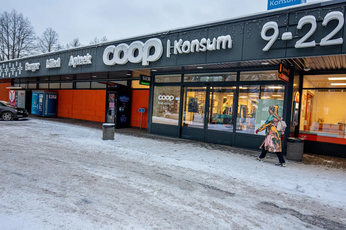 Eluheidikute tõttu rahulolematute linnakodanike soovil teisaldati Sindi Coopi eest istepink.