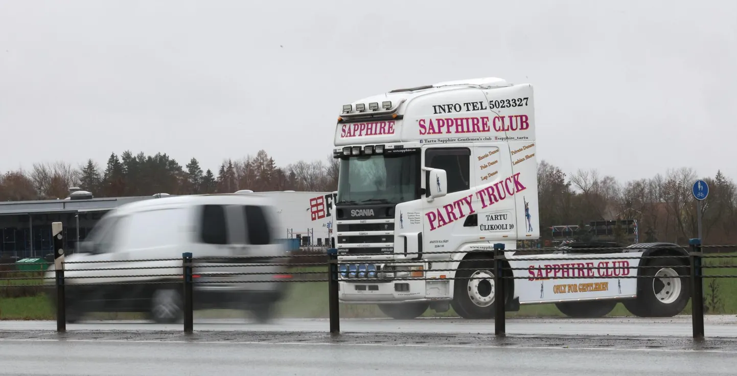 Sapphire stripiklubil on selle omaniku sõnul Tartus praegu viis reklaamikirjadega autot. Neist suurim on Viljandi ja Ilmatsalu ringi vahele tee äärde pargitud reka.