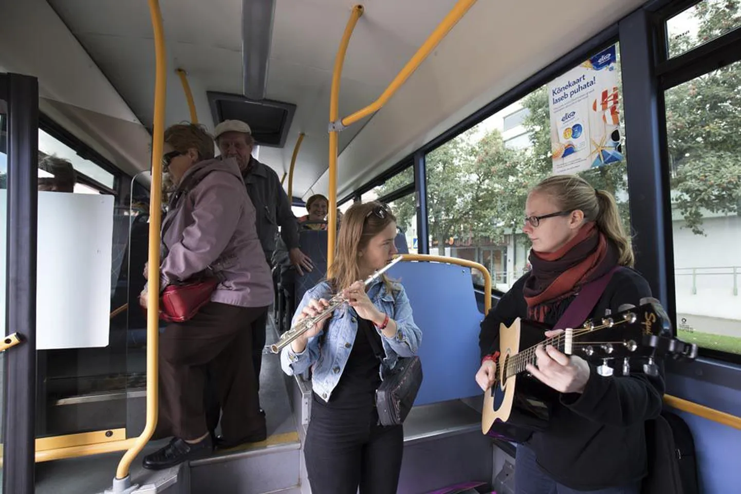 Läinud aasta sügise perfonksipäeval esinesid pärimusmuusikatudengid muu hulgas linnaliinibussis. Kindlat kava selle päeva esinemistel ei ole ja et täna nendest osa saada, tuleb kella 11–15 tudengitega kaasa liikuda.
