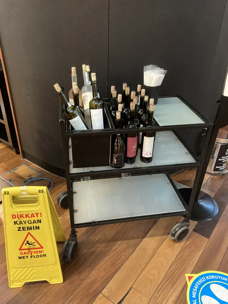 Kanget alkoholi silma ei jäänud, küll sai endale volilt valada erinevaid Türgi veine.