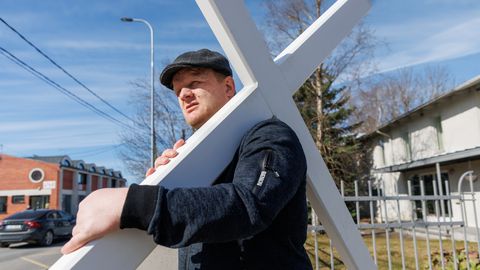 TAUST ⟩ Uskumatu ristikäik: kodutute varjupaigast valge ristiga palveringile