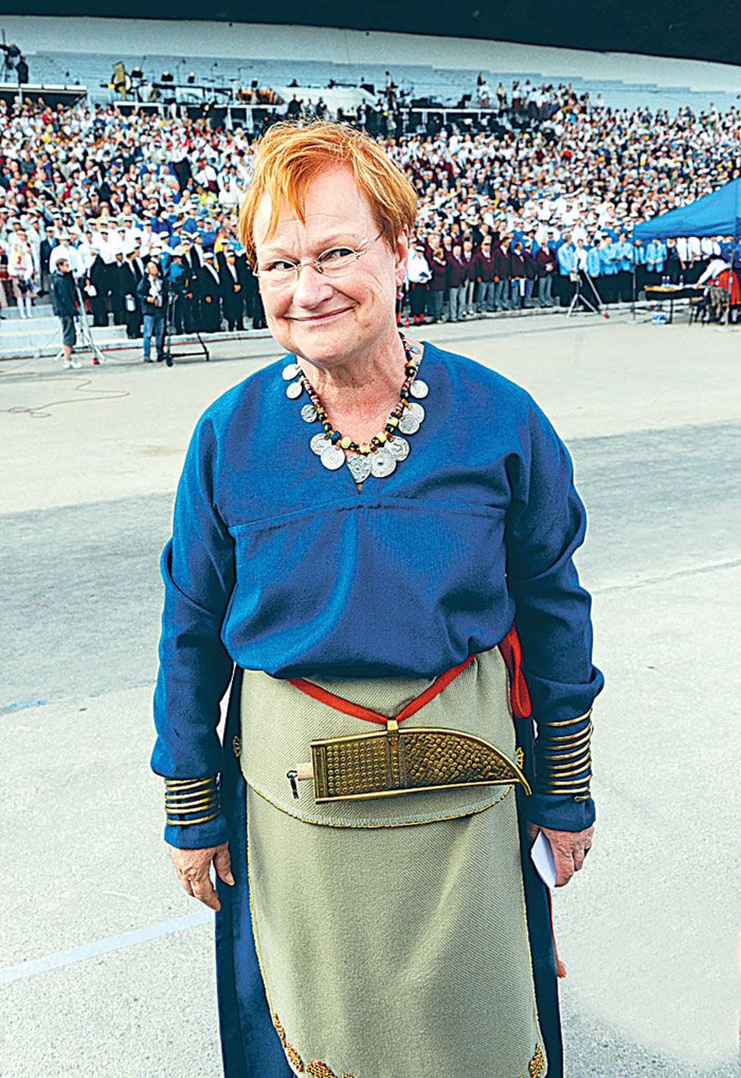Sugulasrahvad: üks laulupeo külalistest, Soome president Tarja Halonen näitab oma maa rahvariidevärve.