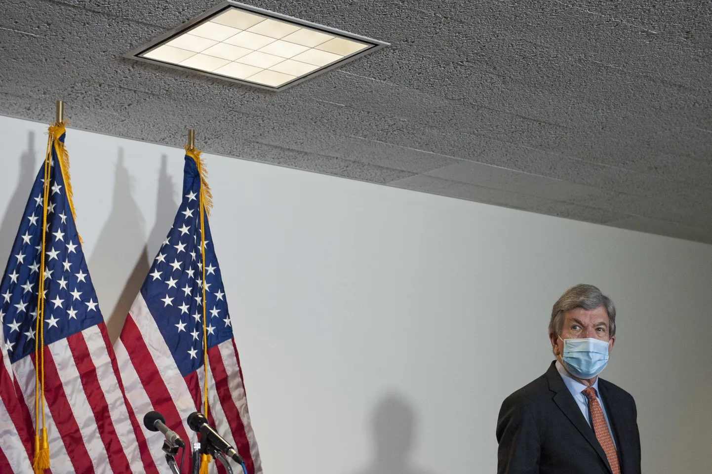 USA, mai 2020. Missouri osariigi vabariiklasest senaator Roy Blunt vastamas reporterite küsimustele. Pilt on koroonaolukorda illustreeriv.