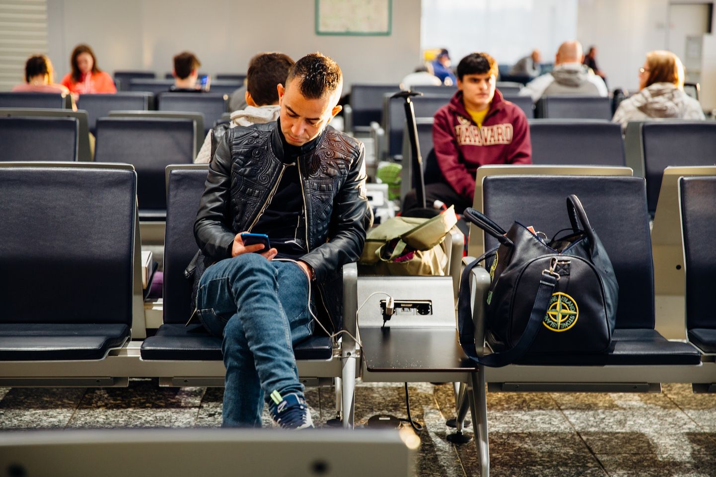 Lennujaamas on alati turvalisem laadida oma laadijaga, sest kahtlasi USB pesasid kasutades võib keegi telefoni sisse pääseda.