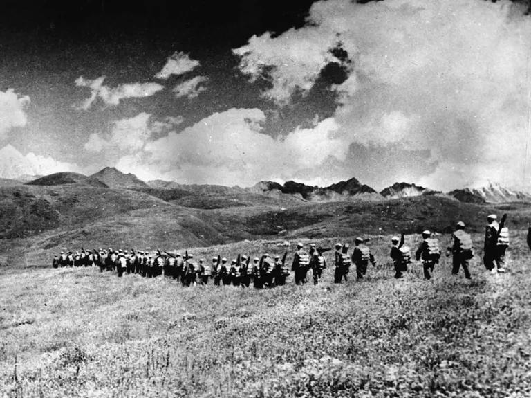 En 1950, l'Armée populaire de libération chinoise envahit le Tibet, forçant le Dalaï Lama, alors adolescent, à fuir son pays natal.