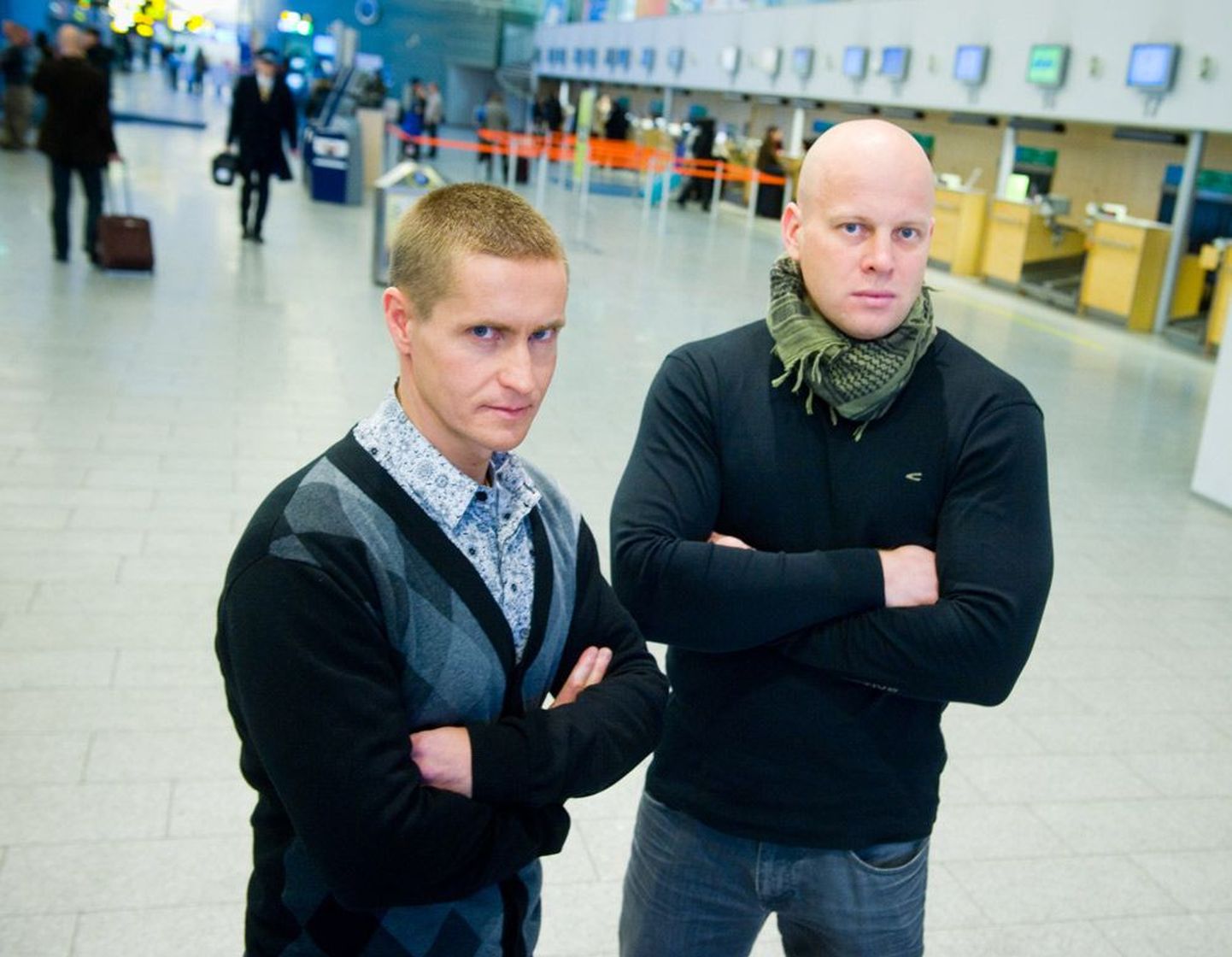 Indrek Reinbach (vasakul) ja Risto Kanketer üleeile Tallinna lennujaamas vahetult enne missioonile naasmist.