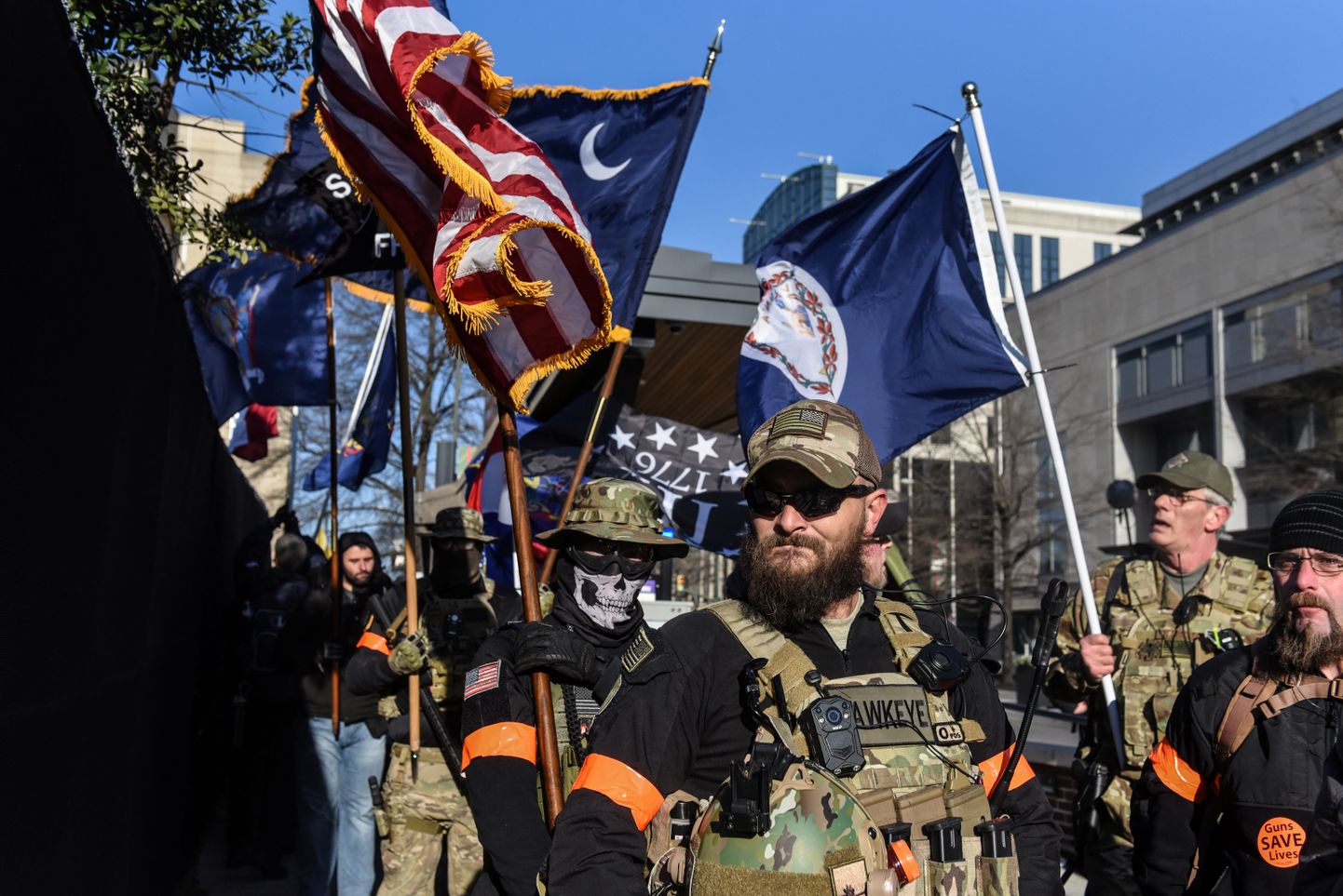 Relvastatud omakaitseüksuslased Virginia osariigis Richmondis esmaspäeval toimunud relvaentusiastide marsil. Neonatsirühmituse Base liikmed plaanisid meeleavaldusel tulistada rahva sekka, et algatada rassisõda.