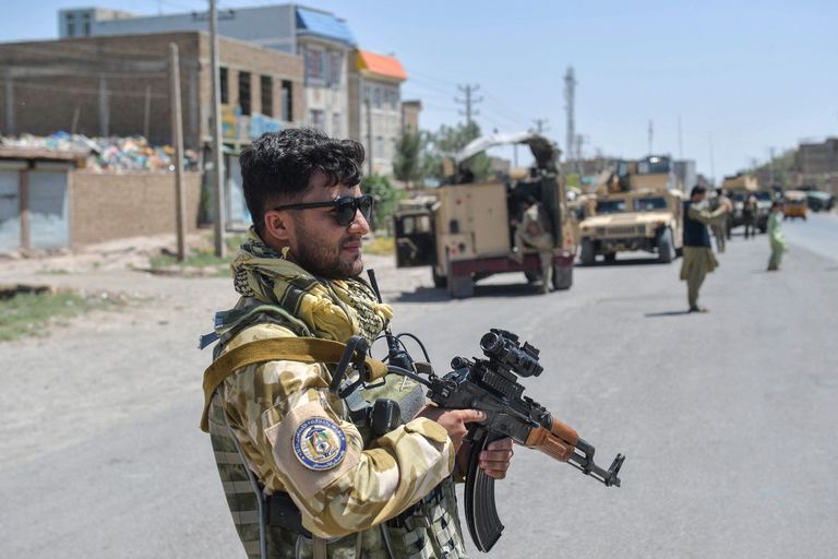 Коммандос Афганской национальной армии охраняет дорогу в районе Энжил провинции Герат 1 августа 2021 года, пока продолжаются стычки между Афганской национальной армией и талибами.