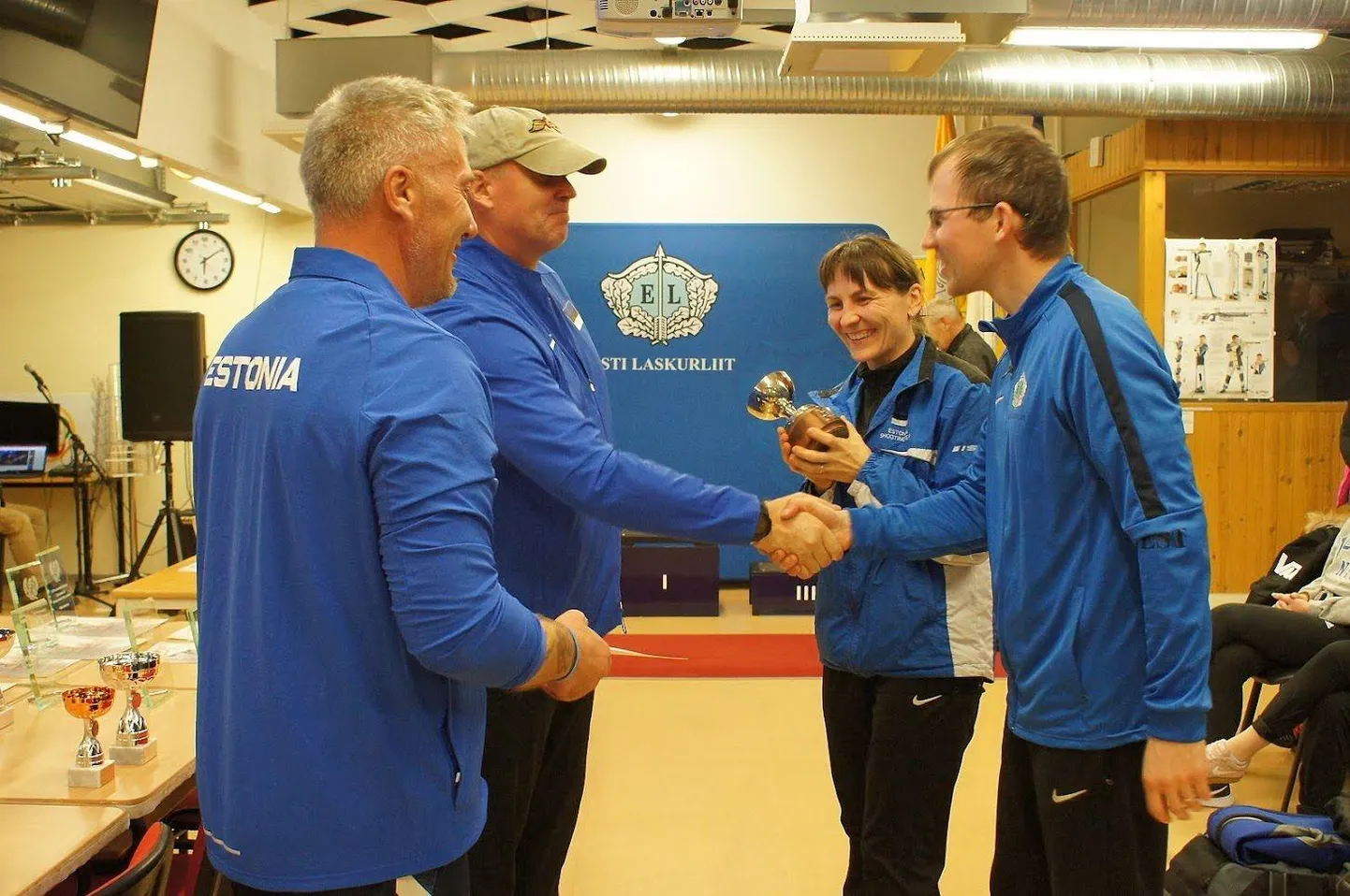 Kaitseliidu karikavõistlustel läks alavõit Järva maleva eest võistelnud Meelis Kiisale (paremalt) ja ka Kristina Kiisale, keda autasustas karikaga kaitseliidu ülem brigaadikindral Riho Ühtegi ja spordipealik Margus Purlau.