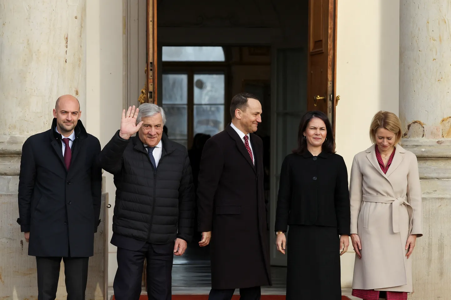 Poola välisminister Radoslaw Sikorski (keskel) koos Prantsusmaa Euroopa- ja välisministri Jean-Noël Barrot', Itaalia välisministri Antonio Tajani, Saksamaa välisministri Annalena Baerbocki ja Euroopa Komisjoni asepresidendi ning liidu välisasjade ja julgeolekupoliitika kõrge esindaja kandidaadi Kaja Kallasega 19. novembril 2024. aastal Varssavis.