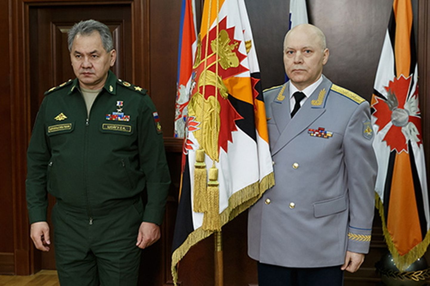 Vene sõjaväeluureteenistuse (GRU) kolmapäeval surnud direktor Igor Korobov koos kaitseminister Sergei Šoiguga 2016. aasta 2. veebruaril pärast ametisse määramist.