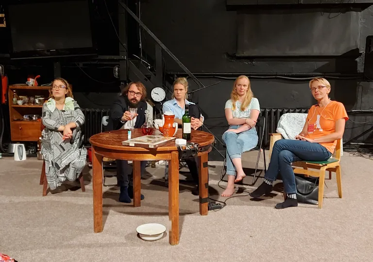 Vestlusringis istusid lavastuse «Memm» dekoratsioonide ja rekvisiitide vahele ning ühtlasi vaatajate ette Laura Kalle (vasakult), Joosep Susi, Maret Tamme, Kaija M Kalvet ja Anneli Saro.