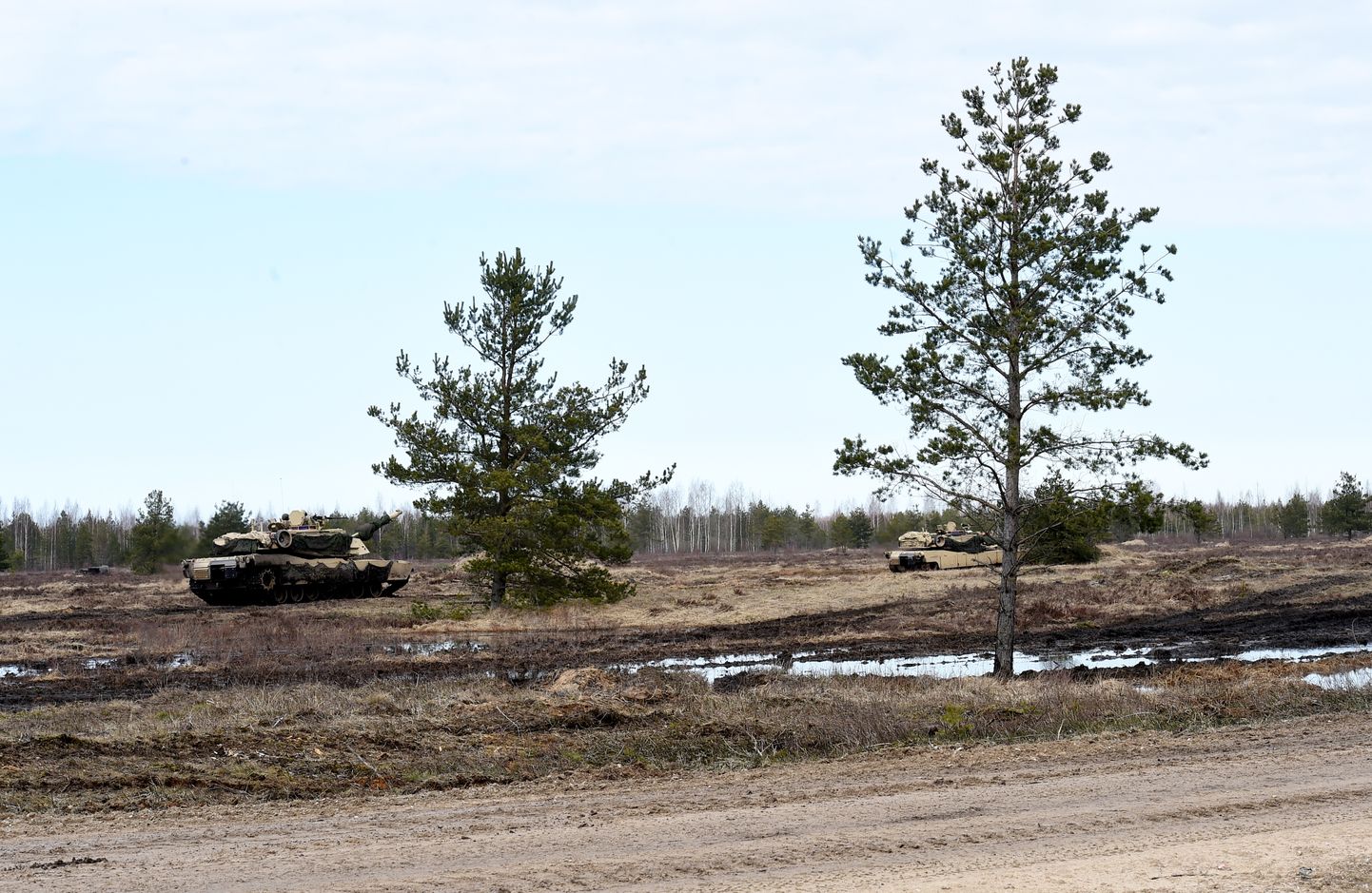Ādažu poligonā norisinās ASV organizētās 68.bruņotā pulka 1.bataljona tanku "M1 Abrams" mācības.