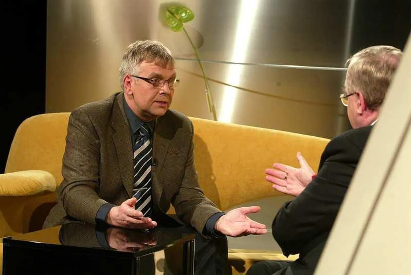 Urmas Ott aastal 2002 aastalõpusaates «Valitud meeleolud». Intervjueeritavana on pildil Edgar Savisaar.