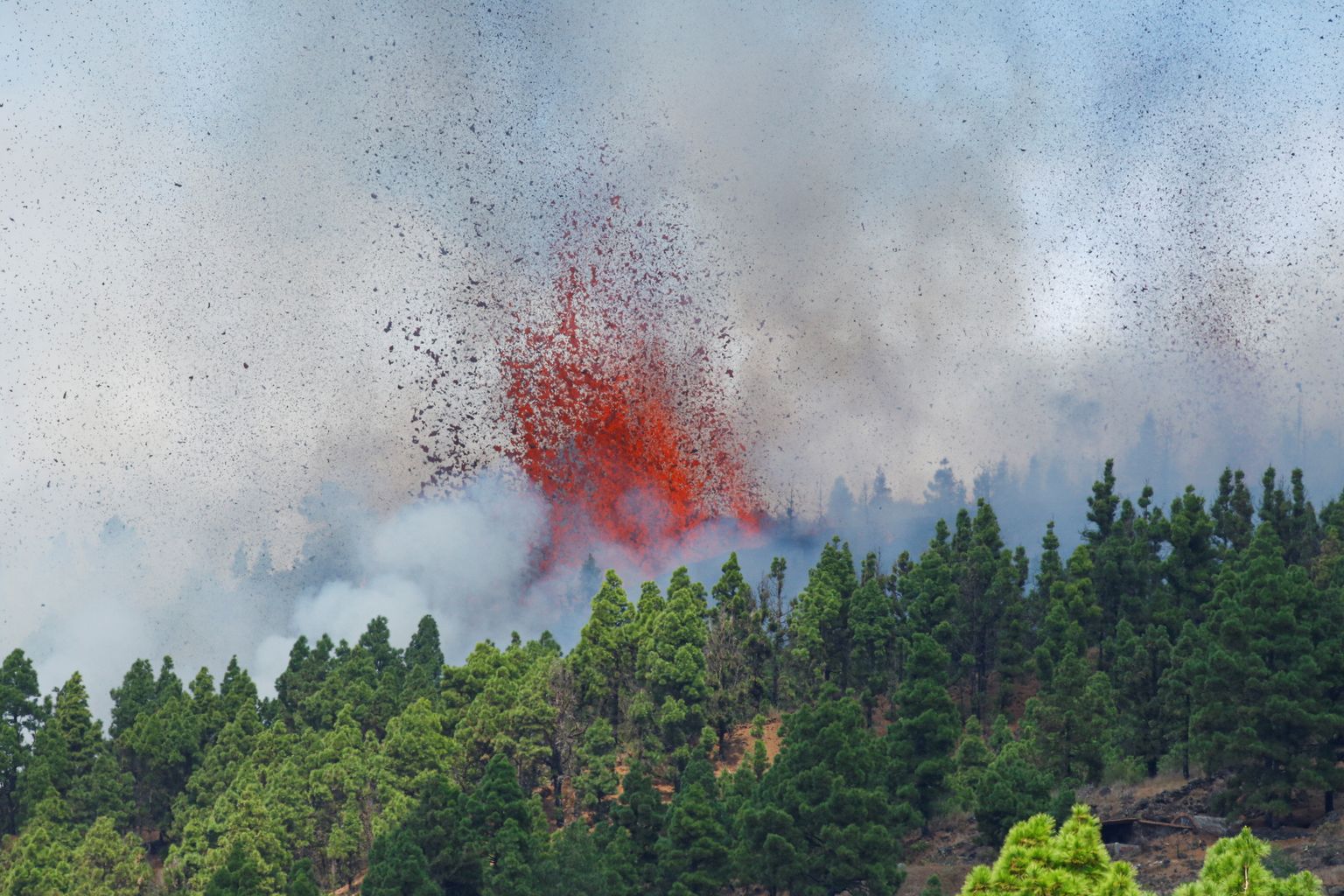 Kanaaride La Palma saarel hakkas purskama vulkaan.