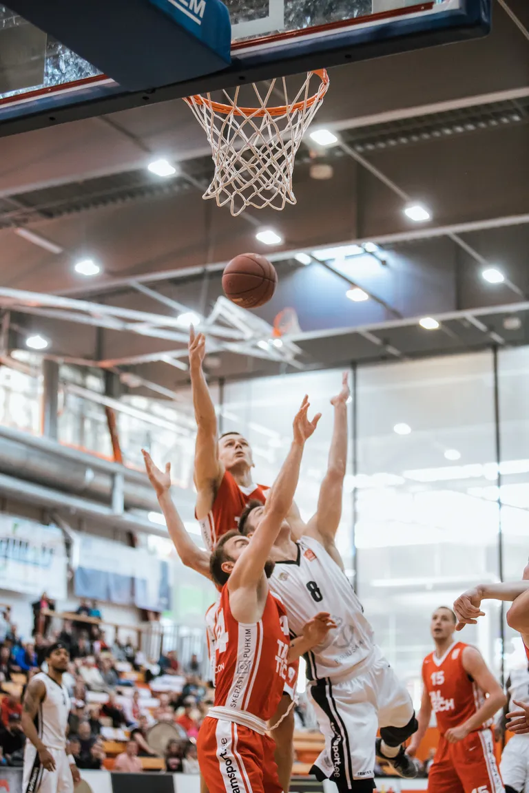Pärnu Sadama korvpallimeeskond sai Eesti meistrivõistluste pronksiseeria teises mängus kodusaalis TalTechi üle lisaajal kuuepunktise võidu ja on ajaloolistest medalitest ühe võidu kaugusel.