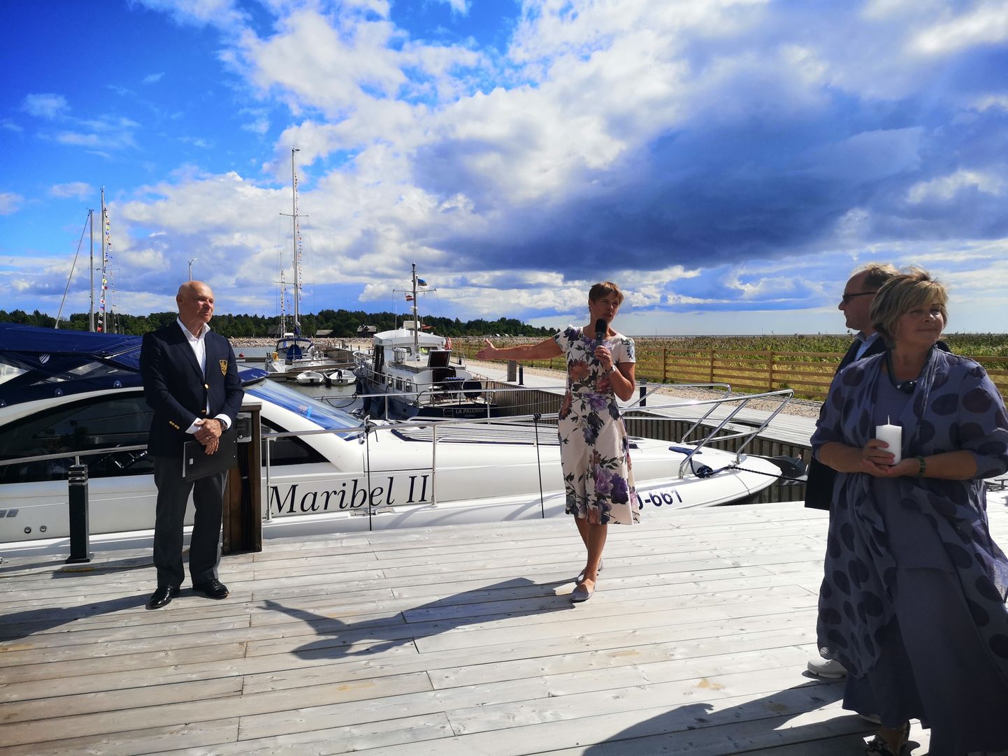 President Kersti Kaljulaid Varbla sadama avamistseremoonial. Presidendist vasakul Kalev Vapper, paremal Heino ja Marika Sabiin
