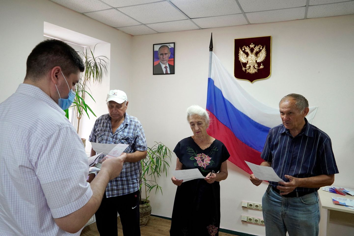 Vene okupatsioonivõimud jagavad Hersonis kohalikele elanikele Vene passe.