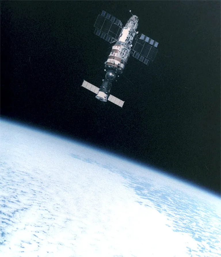 Kosmiskā stacija Salyut 7 ar tai pieslēgušos Soyuz T-14 
