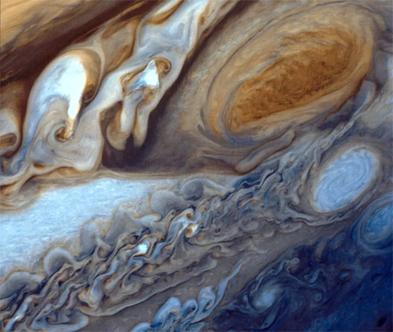 Jupiteram raksturīgais sarkanais plankums, kas patiesībā ir milzu vētra 