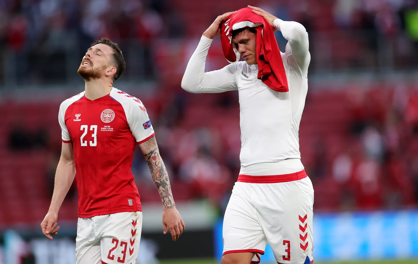 Taani koondislased Jannik Vestergaard (paremal) ja Pierre-Emile Hojbjerg pärast 0:1 kaotust Soomele.