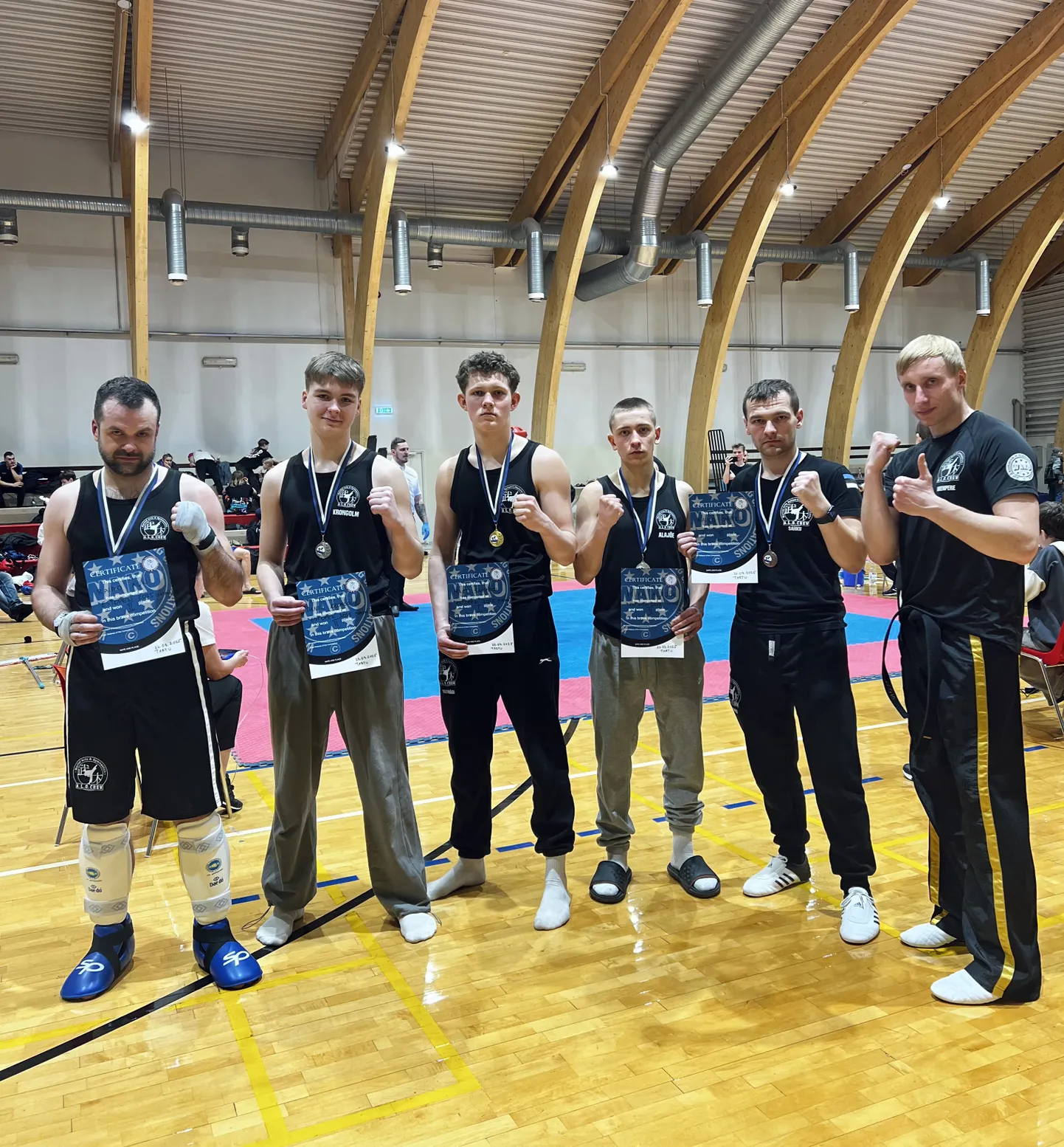 A.L.O. Crew sportlased Raimo Aun (vasakult), Daniil Krongolm, Märt Savimägi, Mikk Alajõe, Raivo Sahku jõudsid EstOpen 2025 Tatamil medalile, mistõttu jäi treener Alo Veenpere (paremal) tulemustega rahule.