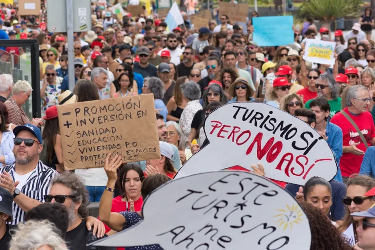 Barcelonas aeti turiste ära veepüstolitega.