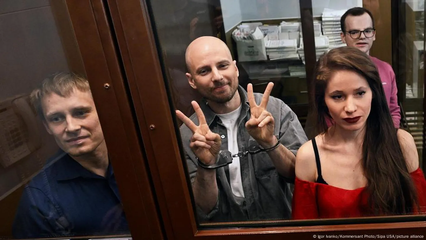 Журналисты Константин Габов, Сергей Карелин, Антонина Фаворская и Артем Кригер в суде