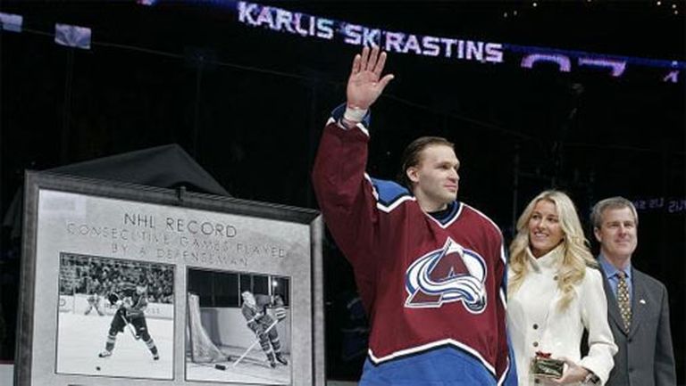 Viens no neaizmirstamākajiem Skrastiņa karjeras mirkļiem piedzīvots 2007.gada 21.februārī. Šajā datumā latviešu aizsargs laboja NHL leģendas Tima Hortona rekordu, pēc kārtas aizvadot 487 mačus. Attēlā hokejists ir kopā ar dzīvesbiedri Zani 