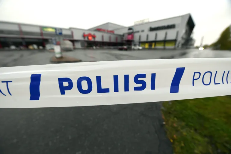 Politsei Kuopios Savo kutsekooli juures. Seal toimus 1. oktoobril mõõgarünnak, milles hukkus üks ja sai vigastada kümme inimest
